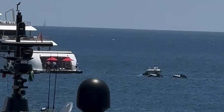 Καρέ-καρέ η πτώση του ελικοπτέρου στη Βουλιαγμένη: Σε εξέλιξη η έρευνα – Ανάμεσα στους επιβάτες και μία έγκυος γυναίκα