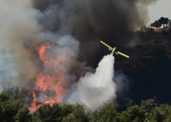 Φωτιά στην Παλαιά Φώκαια Αττικής – Ενισχύθηκαν οι πυροσβεστικές δυνάμεις, κλιμάκιο της ΔΑΕΕ στην περιοχή