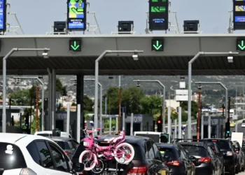 Στο «κόκκινο» η έξοδος των εκδρομέων για το τριήμερο του Αγίου Πνεύματος: Μποτιλιάρισμα στην Αθηνών-Κορίνθου