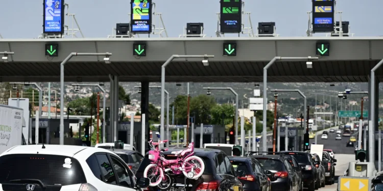 Στο «κόκκινο» η έξοδος των εκδρομέων για το τριήμερο του Αγίου Πνεύματος: Μποτιλιάρισμα στην Αθηνών-Κορίνθου