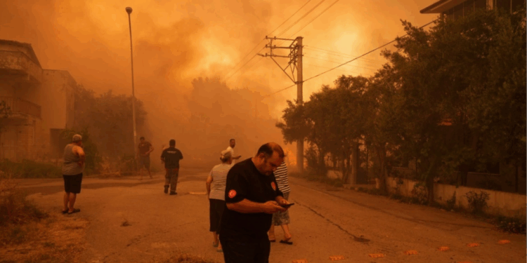 Συνεχίζουν να μαίνονται οι πυρκαγιές στη Σμύρνη: Εκκενώθηκαν οικισμοί, κάηκαν σπίτια, συλλήψεις για εμπρησμούς