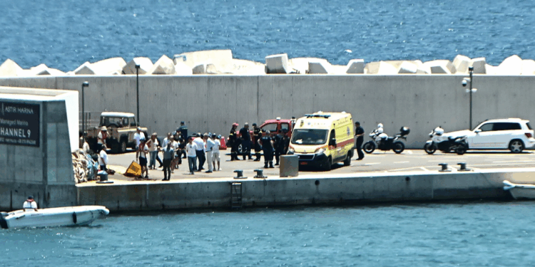 Νόμιμο αλλά επικίνδυνο: Αντιδράσεις για το πεδίο απογείωσης στη μαρίνα Βουλιαγμένης μετά την πτώση ελικοπτέρου