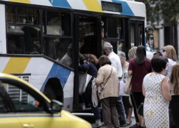 ΜΕΝΙΔΙ: Λεωφορείο έπεσε πάνω σε κολώνα