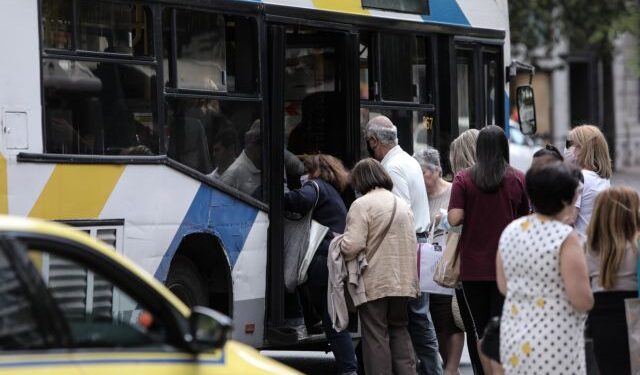 ΜΕΝΙΔΙ: Λεωφορείο έπεσε πάνω σε κολώνα