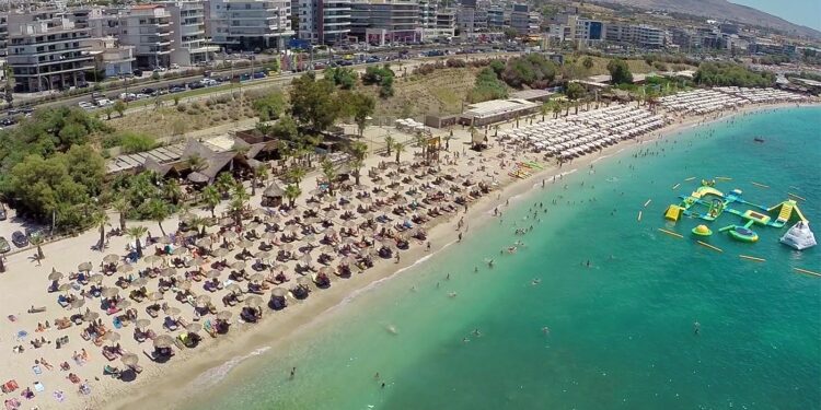 Συναγερμός στις παραλίες της Αττικής: Στο «κόκκινο» η κεντρική ακτή του Αλίμου – Ποιες άλλες κρίθηκαν ακατάλληλες για το 2025