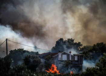 Πυρκαγιά στην Ανατολική Αττική: Σε ύφεση μετά από μάχη με τις φλόγες – Καταστροφές, απεγκλωβισμοί και επόμενη μέρα