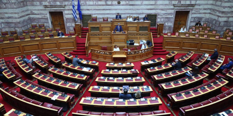 Βουλή: Με ενστάσεις και διαφωνίες από την αντιπολίτευση ξεκίνησε η συνεδρίαση για το πόρισμα της προκαταρκτικής για τον Κ. Αχ. Καραμανλή – Απορρίφθηκαν οι αιτιάσεις από την πλειοψηφία