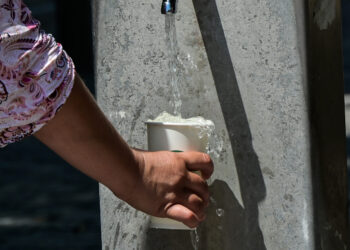 Καύσωνας: Στο «κόκκινο» η θερμική επιβάρυνση – Οι SOS οδηγίες του Meteo.gr: Τι να αποφεύγετε και τι να κάνετε