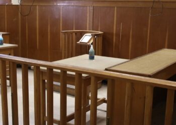 Προπηλακίστηκε δικαστής από Ρομά έξω από τα δικαστήρια του Πειραιά