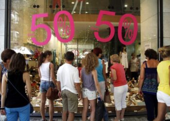 Πότε ξεκινούν οι θερινές εκπτώσεις – Ποια Κυριακή θα είναι ανοιχτά τα καταστήματα