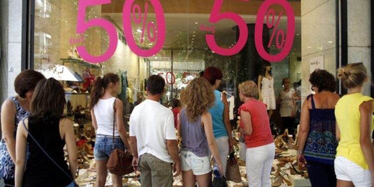 Πότε ξεκινούν οι θερινές εκπτώσεις – Ποια Κυριακή θα είναι ανοιχτά τα καταστήματα