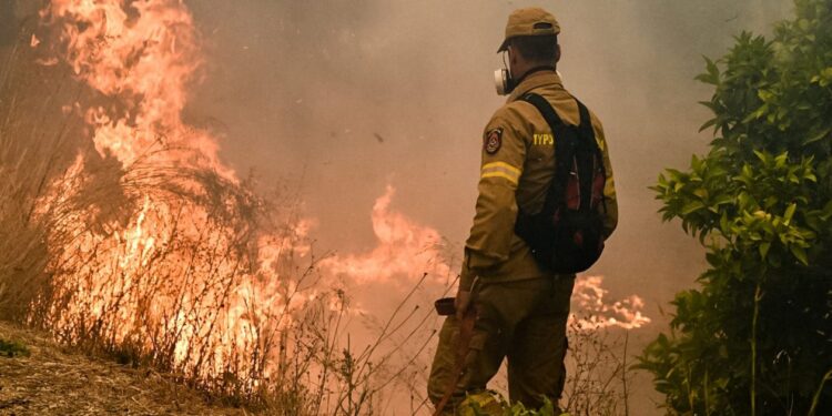 Μενίδι τώρα: Φωτιά κοντά σε σπίτια – Ήχησε και το 112