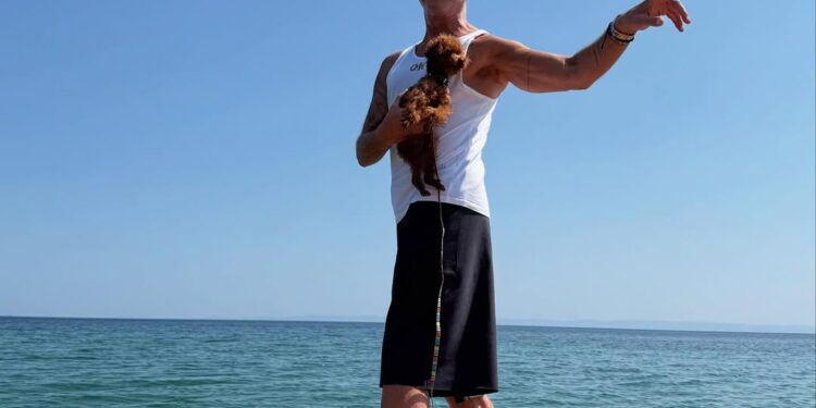«Νταλίκα η influencer»: Το poodle του Λάκη Γαβαλά με ρολόγια, στυλ και attitude!