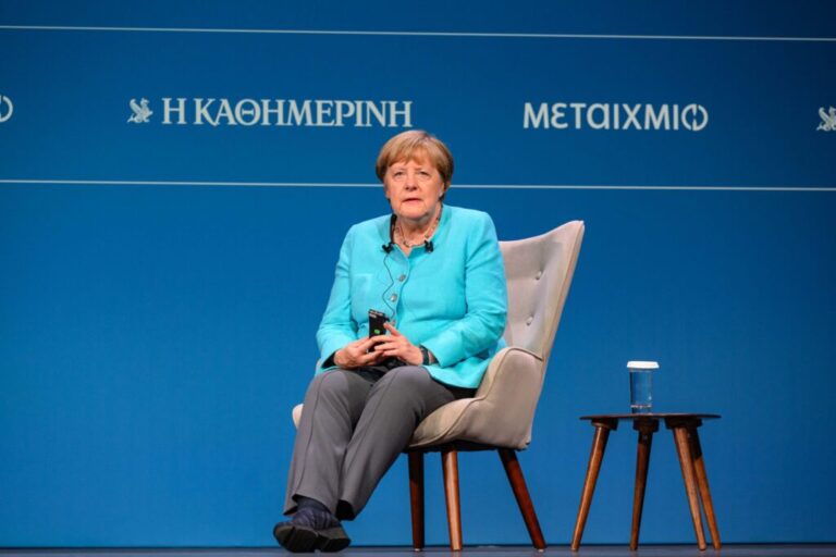 Άνγκελα Μέρκελ: «Ο Σόιμπλε ήθελε την Ελλάδα εκτός ευρώ – Τον έπαιρνα κάθε ώρα τηλέφωνο»