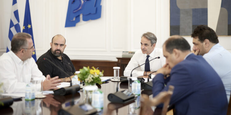 Συνάντηση του Πρωθυπουργού με τον Δήμαρχο Κυθήρων – Η στήριξη του νησιού στο επίκεντρο