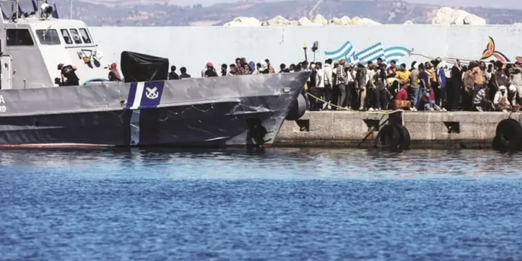 Στον Πειραιά οι πρώτοι 200 μετανάστες από τα Χανιά