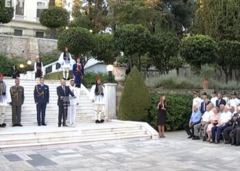 Σε εξέλιξη η δεξίωση στο Προεδρικό Μέγαρο για την 51η επέτειο της αποκατάστασης της Δημοκρατίας.