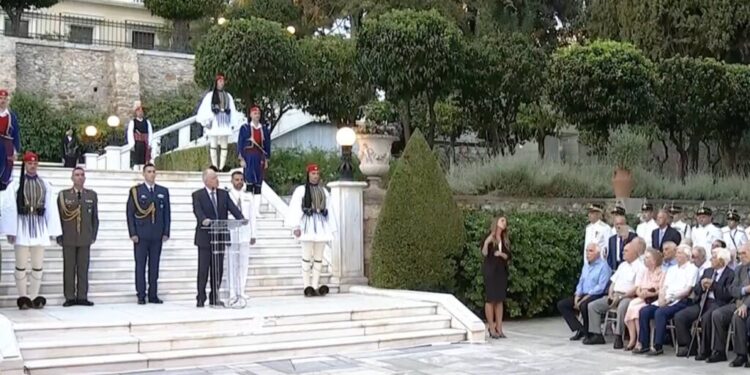Σε εξέλιξη η δεξίωση στο Προεδρικό Μέγαρο για την 51η επέτειο της αποκατάστασης της Δημοκρατίας.