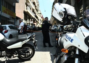 Θεσσαλονίκη: Εκτόξευε ρουκέτες από την παραλία σε παρακείμενη πολυκατοικία – Συνελήφθη 81 ετών άντρας που κατείχε πυρίτιδα, όλμο, αυτοσχέδιες πυροτεχνικές κατασκευές, όπλα