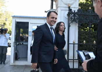 Ο πιο χαρούμενος υφυπουργός σε μια μέρα που δεν ήταν για χαρές- Το χαμόγελο του Δερμεντζόπουλου και η σκιά του ΟΠΕΚΕΠΕ