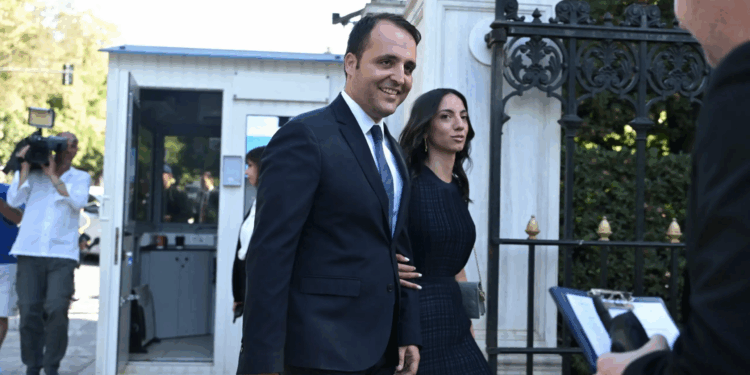 Ο πιο χαρούμενος υφυπουργός σε μια μέρα που δεν ήταν για χαρές- Το χαμόγελο του Δερμεντζόπουλου και η σκιά του ΟΠΕΚΕΠΕ