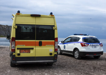 Χωρίς τις αισθήσεις τους ανασύρθηκαν δύο άτομα από τη θάλασσα στην Κατερίνη και την Καβάλα