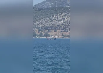 Αναγκαστική προσθαλάσσωση πυροσβεστικού ελικοπτέρου στην Ελευσίνα  – Σώοι οι τρεις χειριστές