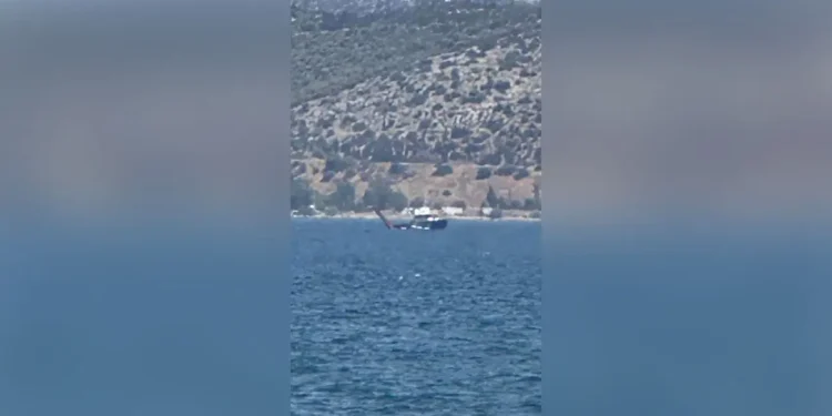 Αναγκαστική προσθαλάσσωση πυροσβεστικού ελικοπτέρου στην Ελευσίνα  – Σώοι οι τρεις χειριστές