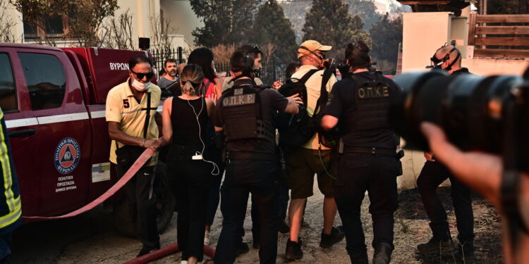 Φωτιά στο Κρυονέρι: Στο σημείο επιχειρούν 110 αστυνομικοί