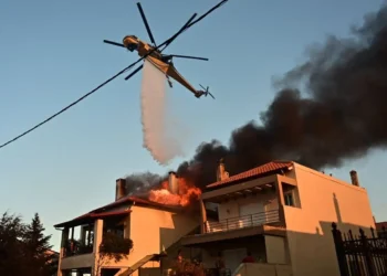 ΕΚΡΗΞΕΙΣ ΤΩΡΑ –  Καίγονται σπίτια σε Κρυονέρι και Δροσοπηγή