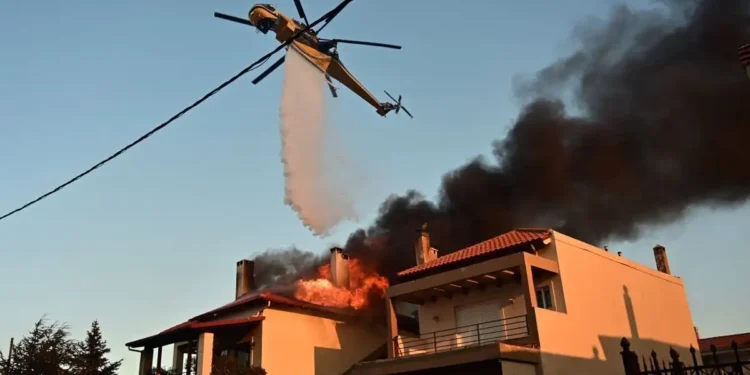 ΕΚΡΗΞΕΙΣ ΤΩΡΑ –  Καίγονται σπίτια σε Κρυονέρι και Δροσοπηγή