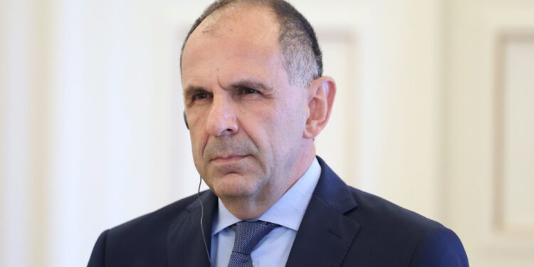 Γεραπετρίτης στη Λιβύη: Επαφές με δυσκολίες και η στρατηγική της Αθήνας για επανεκκίνηση σχέσεων