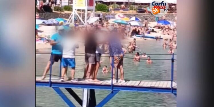Ξύλο σε δημοτική εξέδρα στην Παλαιοκαστρίτσα Κέρκυρας
