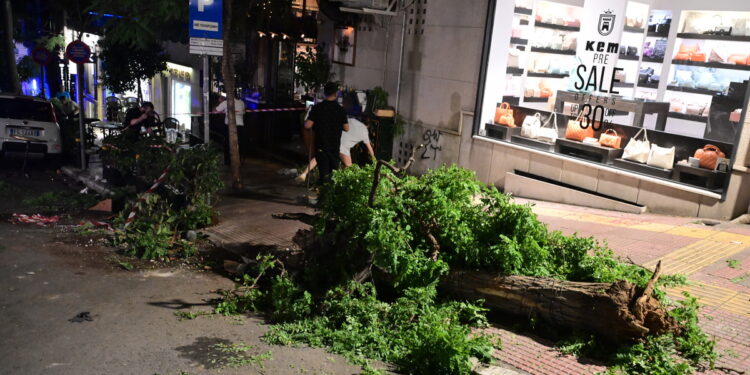 Κολωνάκι: Αυτοκίνητο έπεσε σε κόσμο έξω από εστιατόριο – 12 τραυματίες (φωτογραφίες)