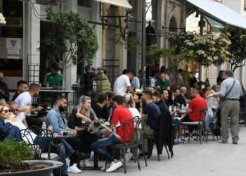 Mystreet: Ξεκινά το «κυνήγι» των τραπεζοκαθισμάτων – Ηλεκτρονικές καταγγελίες για αυθαιρεσίες σε πλατείες και πεζοδρόμια
