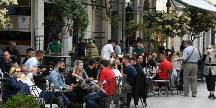 Mystreet: Ξεκινά το «κυνήγι» των τραπεζοκαθισμάτων – Ηλεκτρονικές καταγγελίες για αυθαιρεσίες σε πλατείες και πεζοδρόμια