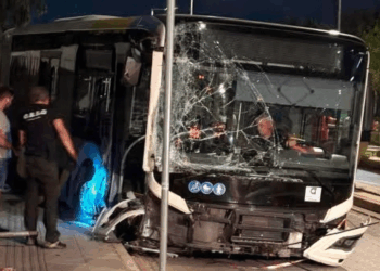 Λεωφορείο χωρίς οδηγό: 150 μέτρα τρόμου στην Βουλιαγμένης- Ξήλωσε κολώνες, πινακίδες, έπεσε σε περίφραξη κτηρίου
