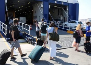 Αυξημένη η κίνηση στο λιμάνι του Πειραιά: Φεύγουν κατά κύματα οι αδειούχοι του Ιουλίου – Γεμάτα τα πλοία
