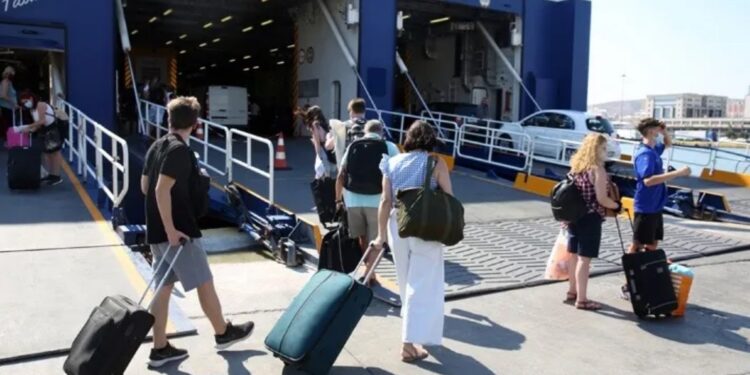 Αυξημένη η κίνηση στο λιμάνι του Πειραιά: Φεύγουν κατά κύματα οι αδειούχοι του Ιουλίου – Γεμάτα τα πλοία