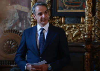 Μητσοτάκης στο Άγιο Όρος: Υποδοχή με επισημότητα στις Καρυές – «Στηρίζω την πνευματική αποστολή σας»