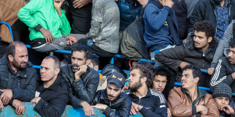 Καβάλα: 300 μετανάστες έφτασαν από την Κρήτη στο λιμάνι της Καβάλας για να μεταφερθούν στις Σέρρες