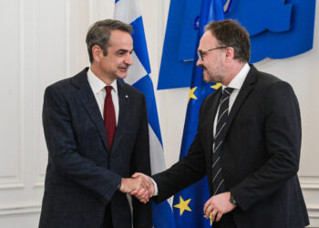 Συνάντηση του πρωθυπουργού με τον Ευρωπαίο επίτροπο Ενέργειας και Στέγασης – Η μείωση των τιμών ενέργειας στο επίκεντρο