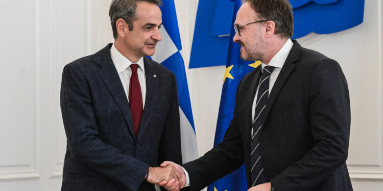Συνάντηση του πρωθυπουργού με τον Ευρωπαίο επίτροπο Ενέργειας και Στέγασης – Η μείωση των τιμών ενέργειας στο επίκεντρο