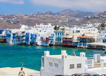 Από τη στολή στο κύκλωμα: Προφυλακιστέος αστυνομικός–«εγκέφαλος» διακίνησης ναρκωτικών σε Μύκονο και Αθήνα