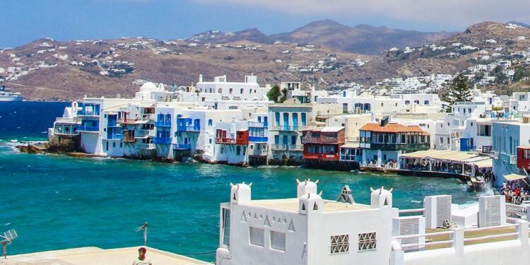 Από τη στολή στο κύκλωμα: Προφυλακιστέος αστυνομικός–«εγκέφαλος» διακίνησης ναρκωτικών σε Μύκονο και Αθήνα