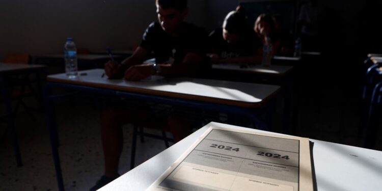 Πανελλήνιες 2025 – Βάσεις: Η μάχη των μορίων – Ποιες σχολές ανεβαίνουν, ποιες πέφτουν