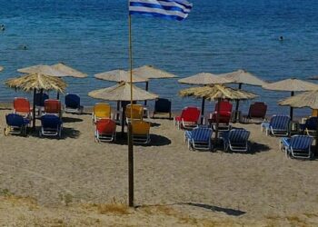 Δήμος Κασσάνδρας: Συνεχίζεται η επιχείρηση για να απομακρυνθούν ομπρέλες και εξοπλισμός από παραλίες