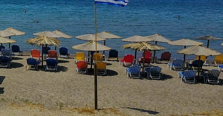 Δήμος Κασσάνδρας: Συνεχίζεται η επιχείρηση για να απομακρυνθούν ομπρέλες και εξοπλισμός από παραλίες
