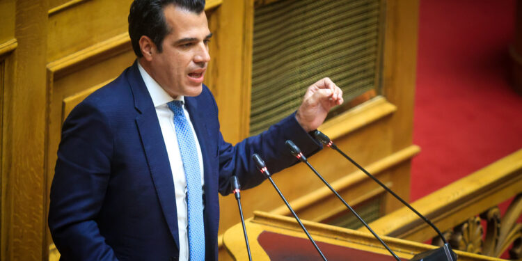 Βουλή: Υπερψηφίστηκε η τροπολογία για την αναστολή ασύλου με 177 «Ναι»