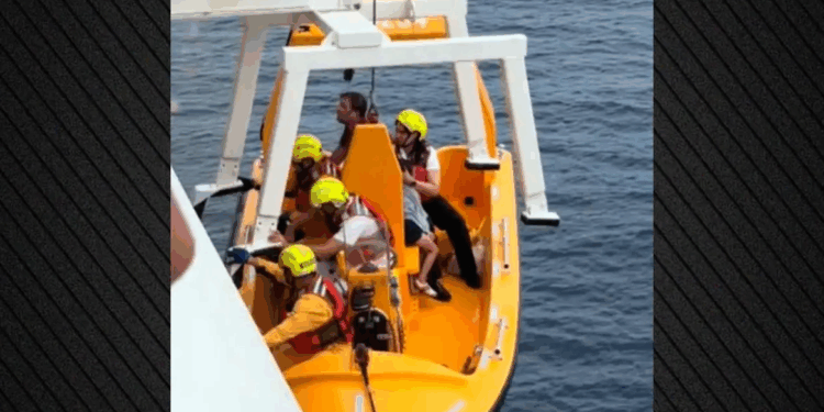 Ηρωικός πατέρας βούτηξε στο κενό από κρουαζιερόπλοιο της Disney για να σώσει την κόρη του